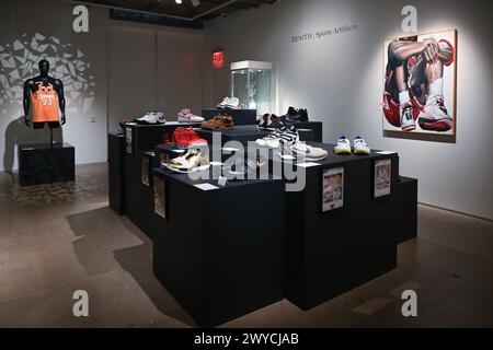 Sneakers e cimeli in mostra durante le aste della "settimana dello sport" al Sotheby's di New York City il 5 aprile 2024. Foto Stock