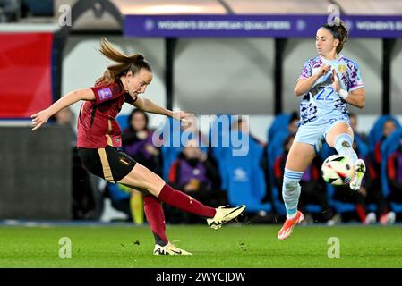 Lovanio, Belgio. 5 aprile 2024. Il belga Sari Kees e l'spagnola Athenea del Castillo, in foto durante una partita di calcio tra la nazionale belga femminile, le fiamme rosse e la Spagna, venerdì 5 aprile 2024 a Heverlee, Lovanio, partita 1/6 delle qualifiche dei Campionati europei 2025. BELGA PHOTO DAVID CATRY credito: Belga News Agency/Alamy Live News Foto Stock