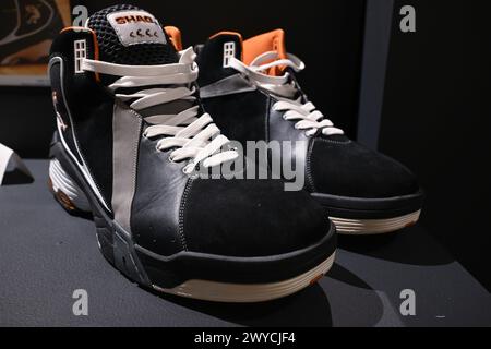 Shaquille o'Neal Los Angeles Lakers 1997-1998 ha firmato sneakers in mostra durante le aste della "settimana dello sport" al Sotheby's di New York City il 5 aprile 2024 Foto Stock