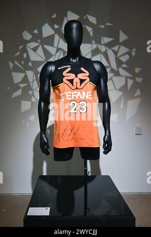 La partita Stefanel Triste 1985 di Michael Jordan indossata e firmata la maglia "Shattered Blackboard" in mostra durante le aste della "settimana dello sport" al Sotheby's in New Foto Stock