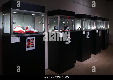 Sneakers e cimeli in mostra durante le aste della "settimana dello sport" al Sotheby's di New York City il 5 aprile 2024. Foto Stock