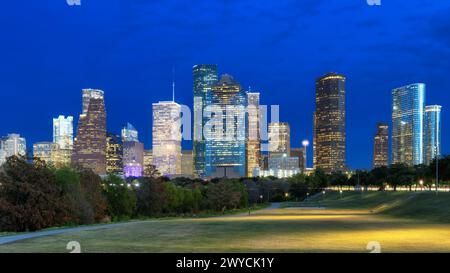 Vista panoramica del centro di Houston di notte a Houston, Texas, Stati Uniti Foto Stock