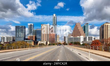 Vista panoramica dello skyline del centro di Austin nelle giornate di sole ad Austin, Texas, Stati Uniti Foto Stock