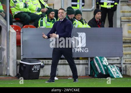 Rotherham, Regno Unito. 5 aprile 2024. Il manager del Rotherham United Leam Richardson gesti frustrati durante il Rotherham United FC contro Plymouth Argyle FC all'Aesseal New York Stadium, Rotherham, Inghilterra, Regno Unito il 5 aprile 2024 Credit: Every Second Media/Alamy Live News Foto Stock