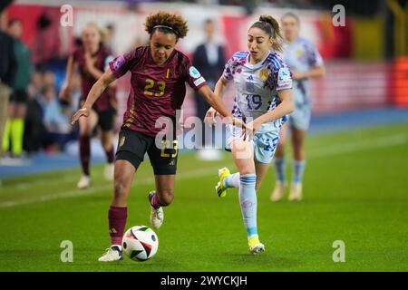 LOVANIO, BELGIO - 5 APRILE: Il Belgio Kassandra Missipo si batte per il ballo con la Spagna Olga durante la partita di qualificazione femminile di UEFA EURO 2025 tra Belgio e Spagna allo Stadium Den Dreef il 5 aprile 2024 a Lovanio, Belgio. (Foto di Tobias Giesen/Agenzia BSR) credito: Agenzia BSR/Alamy Live News Foto Stock