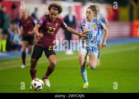 LOVANIO, BELGIO - 5 APRILE: Il Belgio Kassandra Missipo si batte per il ballo con la Spagna Olga durante la partita di qualificazione femminile di UEFA EURO 2025 tra Belgio e Spagna allo Stadium Den Dreef il 5 aprile 2024 a Lovanio, Belgio. (Foto di Tobias Giesen/Agenzia BSR) credito: Agenzia BSR/Alamy Live News Foto Stock