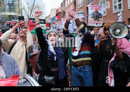 Londra, Regno Unito, 5 aprile 2024. La marcia annuale al Quds Day si è svolta oggi in solidarietà con i palestinesi attraverso il centro di Londra. Centinaia di cartelli portanti hanno preso parte all'evento dall'Home Office a Downing Street. Credito: Fotografia dell'undicesima ora/Alamy Live News Foto Stock