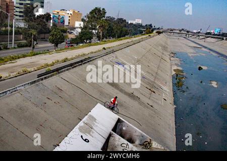 Tijuana, Messico, marzo aprile 2024. La città di confine di Tijuana è un punto di riferimento per il contrabbando di droga, un importante punto di trasferimento per i cartelli messicani che trasportano negli Stati Uniti grandi quantità di cocaina, metanfetamina e fentanil. Nel frattempo, i trafficanti di droga locali vendono a una grande popolazione di tossicodipendenti porzioni di meth ed eroina che è allacciata con fentanil. Sempre di più, il fentanil viene venduto puro come sostituto dell'eroina. Molti tossicodipendenti muoiono di overdose. Il traffico e la vendita a tutti i livelli creano diversi livelli di violenza e Tijuana è diventata, con circa 5 omicidi al giorno, uno dei quali Foto Stock