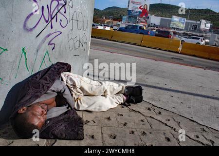 Tijuana, Messico, marzo aprile 2024. La città di confine di Tijuana è un punto di riferimento per il contrabbando di droga, un importante punto di trasferimento per i cartelli messicani che trasportano negli Stati Uniti grandi quantità di cocaina, metanfetamina e fentanil. Nel frattempo, i trafficanti di droga locali vendono a una grande popolazione di tossicodipendenti porzioni di meth ed eroina che è allacciata con fentanil. Sempre di più, il fentanil viene venduto puro come sostituto dell'eroina. Molti tossicodipendenti muoiono di overdose. Il traffico e la vendita a tutti i livelli creano diversi livelli di violenza e Tijuana è diventata, con circa 5 omicidi al giorno, uno dei quali Foto Stock