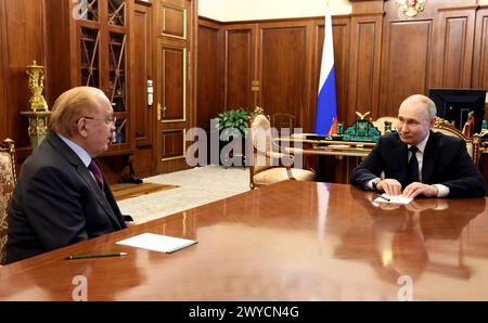 Mosca, Russia. 3 aprile 2024. Il presidente russo Vladimir Putin, a destra, ascolta il rettore dell'Università statale di Mosca Lomonosov Viktor Sadovnichy, lasciato durante un incontro al Cremlino, 3 aprile 2024, a Mosca, Russia. Putin si è congratulato con Sadovnichy per il suo 85 ° compleanno. Crediti: Mikhail Metzel/piscina del Cremlino/Alamy Live News Foto Stock