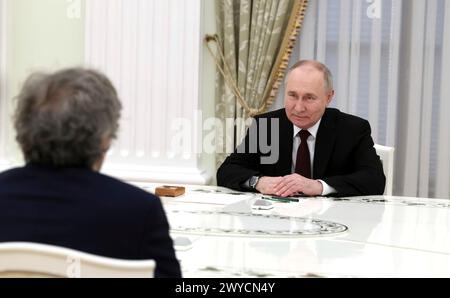 Mosca, Russia. 2 aprile 2024. Il presidente russo Vladimir Putin, a destra, ascolta il regista serbo Emir Kusturica, a sinistra, durante un incontro al Cremlino, il 2 aprile 2024, a Mosca, in Russia. Crediti: Mikhail Metzel/piscina del Cremlino/Alamy Live News Foto Stock