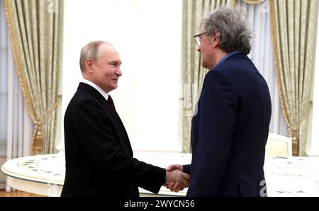 Mosca, Russia. 2 aprile 2024. Il presidente russo Vladimir Putin, a sinistra, dà il benvenuto al regista serbo Emir Kusturica, a destra, per un incontro al Cremlino, il 2 aprile 2024, a Mosca, in Russia. Crediti: Mikhail Metzel/piscina del Cremlino/Alamy Live News Foto Stock