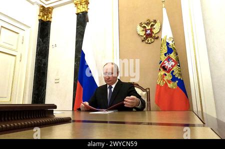 Mosca, Russia. 5 aprile 2024. Il presidente russo Vladimir Putin esamina i documenti mentre presiede una videoconferenza con i membri permanenti del Consiglio di sicurezza del Cremlino, 5 aprile 2024, a Mosca, in Russia. Crediti: Mikhail Metzel/piscina del Cremlino/Alamy Live News Foto Stock