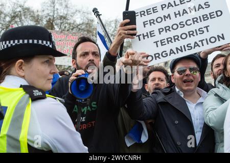 Londra, Inghilterra, Regno Unito. 5 aprile 2024. I contromanifestanti pro-israeliani si riuniscono in piazza del Parlamento in risposta alla marcia annuale pro-Palestina al Quds organizzata dalla Commissione islamica per i diritti umani a Londra, dimostrando solidarietà in mezzo al conflitto israelo-Hamas di sei mesi a seguito dell'attacco di Hamas in Israele del 7 ottobre. (Credit Image: © Thomas Krych/ZUMA Press Wire) SOLO PER USO EDITORIALE! Non per USO commerciale! Foto Stock