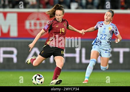 Lovanio, Belgio. 5 aprile 2024. Il belga Sari Kees e l'spagnola Athenea del Castillo, in foto durante una partita di calcio tra la nazionale belga femminile, le fiamme rosse e la Spagna, venerdì 5 aprile 2024 a Heverlee, Lovanio, partita 1/6 delle qualifiche dei Campionati europei 2025. BELGA PHOTO DAVID CATRY credito: Belga News Agency/Alamy Live News Foto Stock