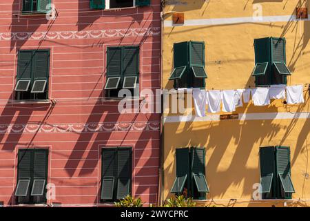 parte di un edificio con persiane verdi e una stoffa con lavanderia Foto Stock