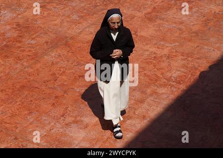 Mosul, Iraq. 5 aprile 2024. La suora cristiana irachena arriva alla Chiesa cattolica caldea di 80 anni di um al-Mauna, "nostra Signora del Perpetuo aiuto", a Mosul, nel nord dell'Iraq. Con allegri applausi e ulululazioni, i cristiani iracheni hanno celebrato il restauro della chiesa con una cerimonia di canonizzazione e dedica il 5 aprile, anni dopo che l'ISIS l'ha trasformata in un ufficio di polizia religiosa e in un centro di autobomba. Credito: SOPA Images Limited/Alamy Live News Foto Stock