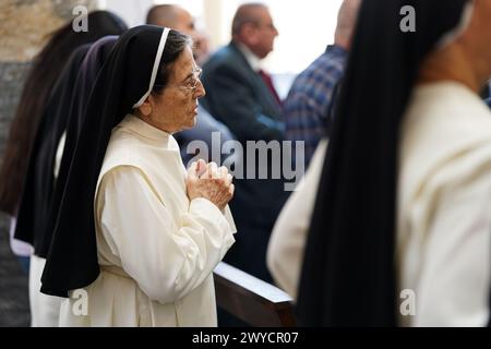 Mosul, Iraq. 5 aprile 2024. Suora cristiana irachena prega durante la messa nella Chiesa cattolica caldea di 80 anni di um al-Mauna, "Madonna del Perpetuo aiuto", a Mosul. Con allegri applausi e ulululazioni, i cristiani iracheni hanno celebrato il restauro della chiesa con una cerimonia di canonizzazione e dedica il 5 aprile, anni dopo che l'ISIS l'ha trasformata in un ufficio di polizia religiosa e in un centro di autobomba. Credito: SOPA Images Limited/Alamy Live News Foto Stock