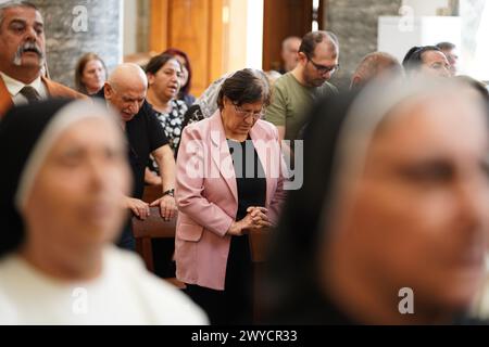 Mosul, Iraq. 5 aprile 2024. I fedeli cristiani iracheni partecipano alla messa presso la Chiesa cattolica caldea di 80 anni di um al-Mauna, "nostra Signora del Perpetuo aiuto", a Mosul. Con allegri applausi e ulululazioni, i cristiani iracheni hanno celebrato il restauro della chiesa con una cerimonia di canonizzazione e dedica il 5 aprile, anni dopo che l'ISIS l'ha trasformata in un ufficio di polizia religiosa e in un centro di autobomba. Credito: SOPA Images Limited/Alamy Live News Foto Stock