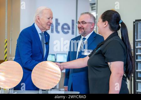 Chandler, Stati Uniti d'America. 20 marzo 2024. Il presidente degli Stati Uniti Joe Biden, a sinistra, viene introdotto al processo di produzione dal tecnico Michelle Blackwell, a destra, dal CEO di Intel Pat Gelsinger, Center, durante un tour dell'Intel Ocotillo Campus, 20 marzo 2024 a Chandler, Arizona. Crediti: Adam Schultz/White House Photo/Alamy Live News Foto Stock