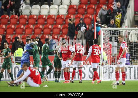 Rotherham, Regno Unito. 5 aprile 2024. Dejected Rotherham Players dopo aver sconfitto l'attaccante del Rotherham United Sam Nombe (29) Rotherham United Defender Hakeem Odoffin (22) Rotherham United Forward Arvin Appiah (30) The Rotherham United FC vs Plymouth Argyle FC all'Aesseal New York Stadium, Rotherham, Inghilterra, Regno Unito il 5 aprile 2024 Credit: Every Second Media/Alamy Live News Foto Stock