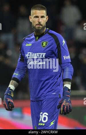 Salerno, Italia. 5 aprile 2024. Benoit Costil della US Salernitana 1919 guarda durante la serie A tra US Salernitana 1919 e US Sassuolo allo Stadio Arechi crediti: Independent Photo Agency/Alamy Live News Foto Stock