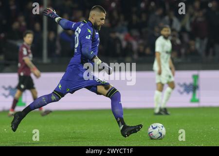 Salerno, Italia. 5 aprile 2024. Benoit Costil della US Salernitana 1919 in azione durante la serie A tra US Salernitana 1919 e US Sassuolo allo Stadio Arechi crediti: Independent Photo Agency/Alamy Live News Foto Stock