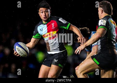 Londra, Inghilterra, 5 aprile 2024. Marcus Smith di Harlequin durante il round del 16 Investec Champions Cup match tra Harlequins e Glasgow Warriors al Twickenham Stoop. Crediti: Ben Whitley/Alamy Live News Foto Stock