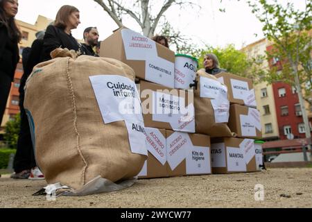 Madrid, Spagna. 5 aprile 2024. Gli attivisti impilano sacchi e scatole di aiuti a sostegno della Palestina durante una manifestazione. Varie ONG si sono riunite nella piazza "El Jardín de Palestine" di Madrid per chiedere un cessate il fuoco a Gaza e la garanzia di accesso umanitario. Hanno rappresentato l'attuale situazione a Gaza, con scatole e secchi di assistenza umanitaria, coperte, medicinali, carburante, attrezzature mediche, cibo, acqua o tende attualmente bloccati dallo Stato di Israele. (Foto di David Canales/SOPA Images/Sipa USA) credito: SIPA USA/Alamy Live News Foto Stock