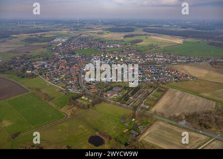 Vista aerea, zona residenziale, vista del quartiere di Dolberg, circondato da prati e campi, turbine eoliche, Ahlen, Dolberg, zona della Ruhr, Germania, Aerial p Foto Stock