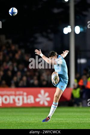 Twickenham, Regno Unito. 5 aprile 2024. Coppa dei campioni europei di rugby. Harlequins V Glasgow Warriors. Twickenham Stoop. Twickenham. Tom Jordan (Glasgow) prende il calcio durante il round di 16 partite della Harlequins V Glasgow Warriors Investec Champions Cup. Crediti: Sport in foto/Alamy Live News Foto Stock