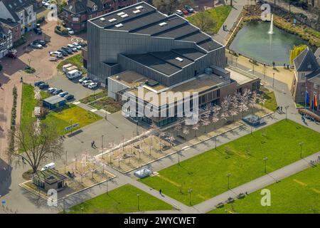 Vista aerea, teatro Kathrin-Türks-Halle, parco con laghetto di anatre e fontana d'acqua, Dinslaken, Renania settentrionale-Vestfalia, Germania, foto aerea, Kathrin Tü Foto Stock