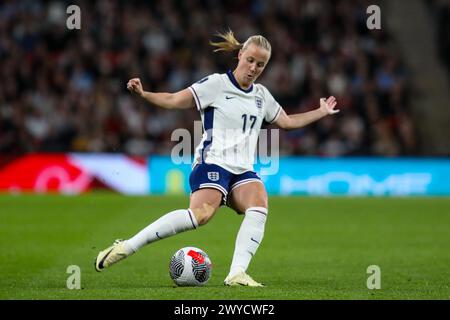 Londra, Regno Unito. 5 aprile 2024. Londra, Inghilterra, 5 aprile 2024: Beth Mead (17 Inghilterra) attraversa la palla durante la partita UEFA Women Euro 2025 tra Inghilterra e Svezia allo stadio Wembley di Londra (Alexander Canillas/SPP) credito: SPP Sport Press Photo. /Alamy Live News Foto Stock