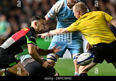 Twickenham, Regno Unito. 5 aprile 2024. Coppa dei campioni europei di rugby. Harlequins V Glasgow Warriors. Twickenham Stoop. Twickenham. Danny Care (Harlequins) passa durante il round di 16 partite della Harlequins V Glasgow Warriors Investec Champions Cup. Crediti: Sport in foto/Alamy Live News Foto Stock