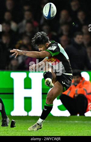 Twickenham, Regno Unito. 5 aprile 2024. Coppa dei campioni europei di rugby. Harlequins V Glasgow Warriors. Twickenham Stoop. Twickenham. Marcus Smith (Harlequins) calcia durante il round di 16 partite della Harlequins V Glasgow Warriors Investec Champions Cup. Crediti: Sport in foto/Alamy Live News Foto Stock