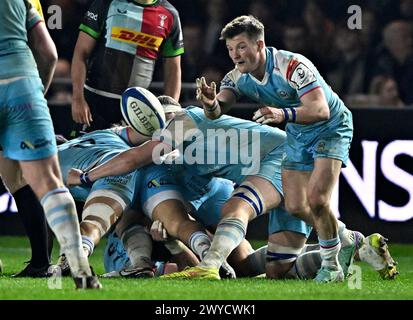 Twickenham, Regno Unito. 5 aprile 2024. Coppa dei campioni europei di rugby. Harlequins V Glasgow Warriors. Twickenham Stoop. Twickenham. George Horne (Glasgow) passa durante il round di 16 partite della Harlequins V Glasgow Warriors Investec Champions Cup. Crediti: Sport in foto/Alamy Live News Foto Stock