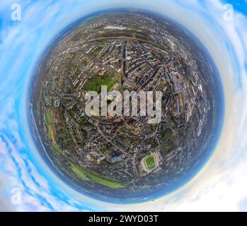 Vista aerea, città con municipio nel parco cittadino e laghetto d'anatra, Theodor-Heuss-Gymnasium, teatro Kathrin-Türks-Halle, Earth Globe, fisheye image, 360 Foto Stock