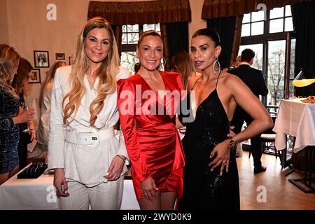 Monaco, Germania. 5 aprile 2024. Amanda Weibull Laurell, LWL Jewelry, (l-r) l'imprenditore Simone Ballack e la designer Noura Elmassaoudi festeggiano all'evento Champagne and Diamonds presso il flagship store di Käfer. Crediti: Felix Hörhager/dpa/Alamy Live News Foto Stock