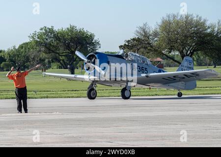 I piloti taxi i loro aerei durante il Great Texas Airshow il 5 aprile 2024, presso la Joint base San Antonio-Randolph, Texas. Le esibizioni e le esibizioni all'airshow evidenziano l'orgoglio, la precisione e la professionalità che l'aeronautica militare statunitense rappresenta. (Foto U.S. Air Force di Tristin in inglese). Foto Stock