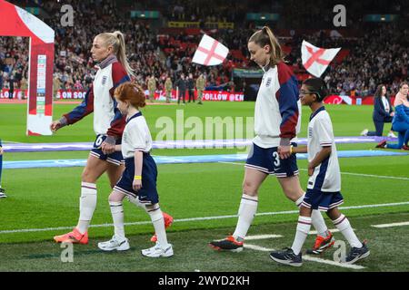 Londra, Regno Unito. 5 aprile 2024. Londra, Inghilterra, 5 aprile 2024: Alex Greenwood (6 Inghilterra) e Niamh Charles (3 Inghilterra) entrano in campo con le loro mascotte durante la partita UEFA Womens Euro 2025 tra Inghilterra e Svezia al Wembley Stadium di Londra, Inghilterra (Alexander Canillas/SPP) credito: SPP Sport Press Photo. /Alamy Live News Foto Stock