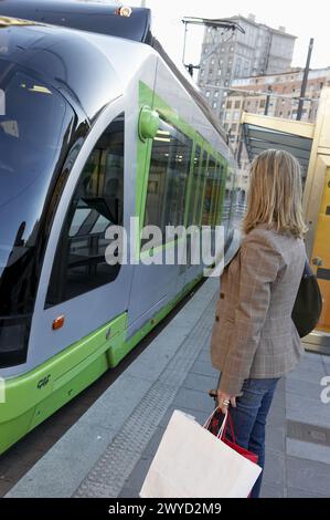 Pendolari. Tramvia. Bilbao, Bizkaia, Euskadi. Spagna. Foto Stock