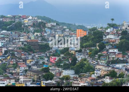 Favela sulle montagne di Santos, SP Brasile. 3 aprile 2024. Foto Stock