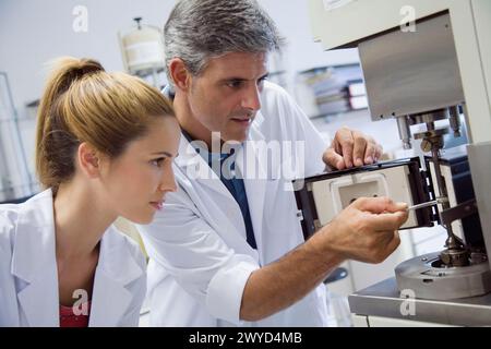 Politecnico, Università dei Paesi Baschi, Donostia. ARES Reomether (con modulo di analisi ottica e analizzatore dielettrico). Lab of Chemical Industry and Electrochemical Engineering, Fundamental Chemistry, Department of Chemical Engineering and Environment. Foto Stock