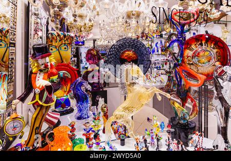 Mostra di vetrate colorate per souvenir turistici in una vetrina a Castello, Venezia, Italia Foto Stock