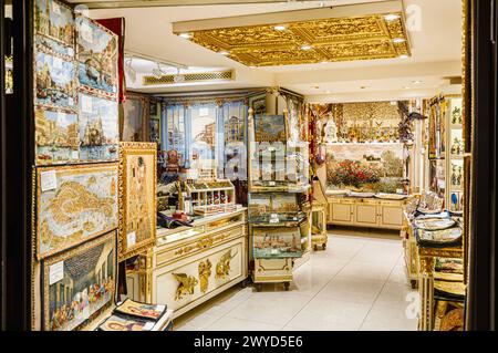 Esposizione di immagini e dipinti per souvenir turistici in una vetrina di un negozio d'arte a San Marco, Venezia, Italia Foto Stock