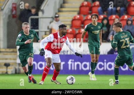 Rotherham, Regno Unito. 5 aprile 2024. Rotherham United centrocampista Cafu (7) in azione il Rotherham United FC contro Plymouth Argyle FC all'Aesseal New York Stadium, Rotherham, Inghilterra, Regno Unito il 5 aprile 2024 Credit: Every Second Media/Alamy Live News Foto Stock