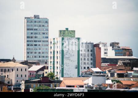 Salvador, Bahia, Brasile - 28 gennaio 2022: Vista di edifici residenziali e case nel centro della città di Salvador, Bahia. Foto Stock