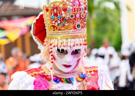 Maragogipe, Bahia, Brasile - 11 febbraio 2024: Le persone che indossano costumi sono viste sfilare durante il carnevale nella città di Maragogipe a Bahia. Foto Stock