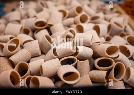 Cucina italiana, pasta colorata fatta a mano con noci, pronta da cucinare, Milano, Lombardia, Italia, primo piano Foto Stock