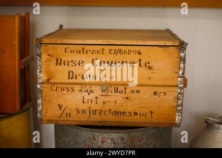 Una scatola di legno resistente agli agenti atmosferici, una volta utilizzata per contenere il cemento rosa, è esposta al Molinard Perfumery Museum di Grasse, in Francia Foto Stock